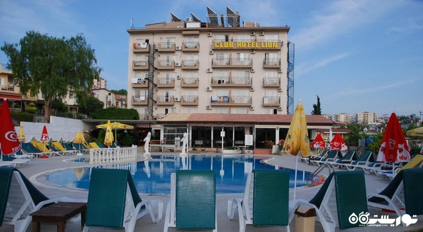 نمای استخر روباز و ساختمان هتل